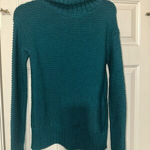 Lululemon Athletica green  turtle neck sweater size 6 with zipper on left side.